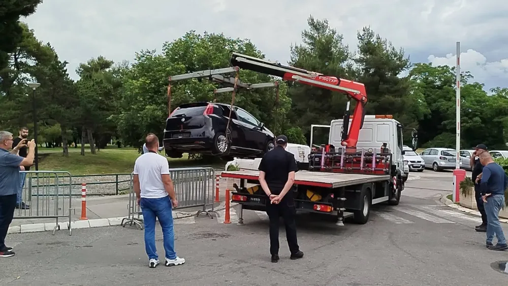 (VIDEO/FOTO) Akcija policije: Pretres lica koja su se nalazila kod Hotela Podgorica