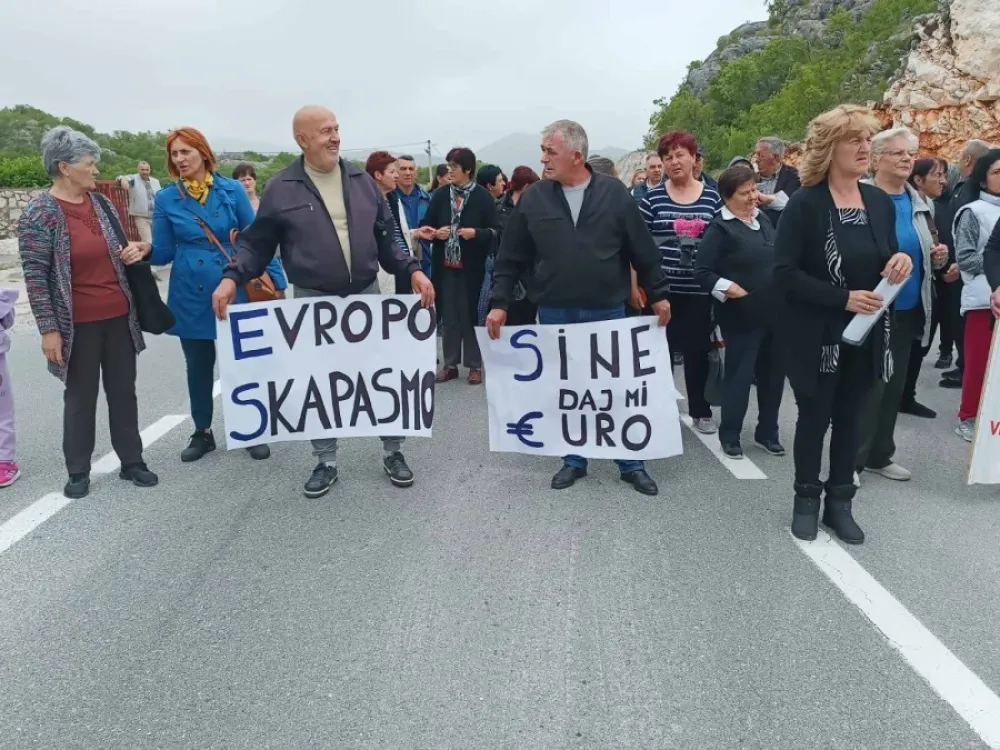 Blokiran saobraćaj između Cetinja i Podgorice: Radnici "Ko&scaron;ute" čekaju poziv iz Vlade