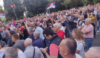 Protest ispred Vlade zbog rezolucije o Srebrenici: Okupljeni skandiraju "izdaja"