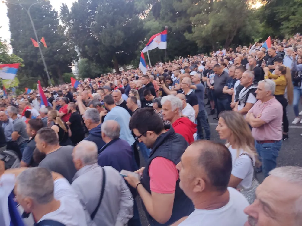 Protest ispred Vlade zbog rezolucije o Srebrenici: Okupljeni skandiraju "izdaja"