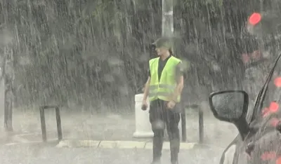 Službenik UP reguli&scaron;e saobraćaj tokom oluje