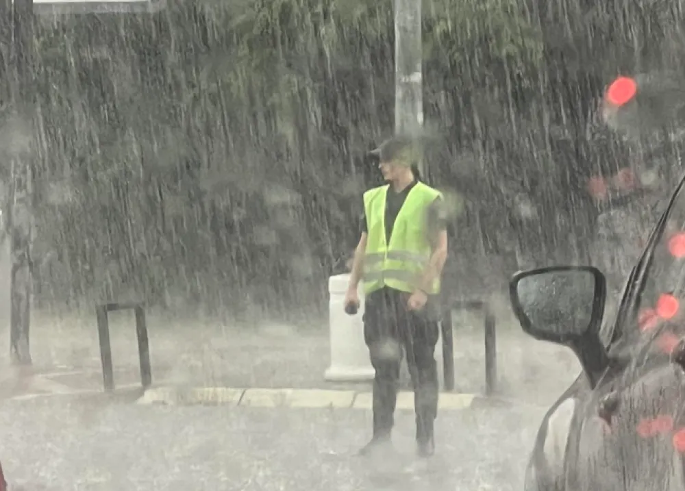 Službenik UP reguli&scaron;e saobraćaj tokom oluje