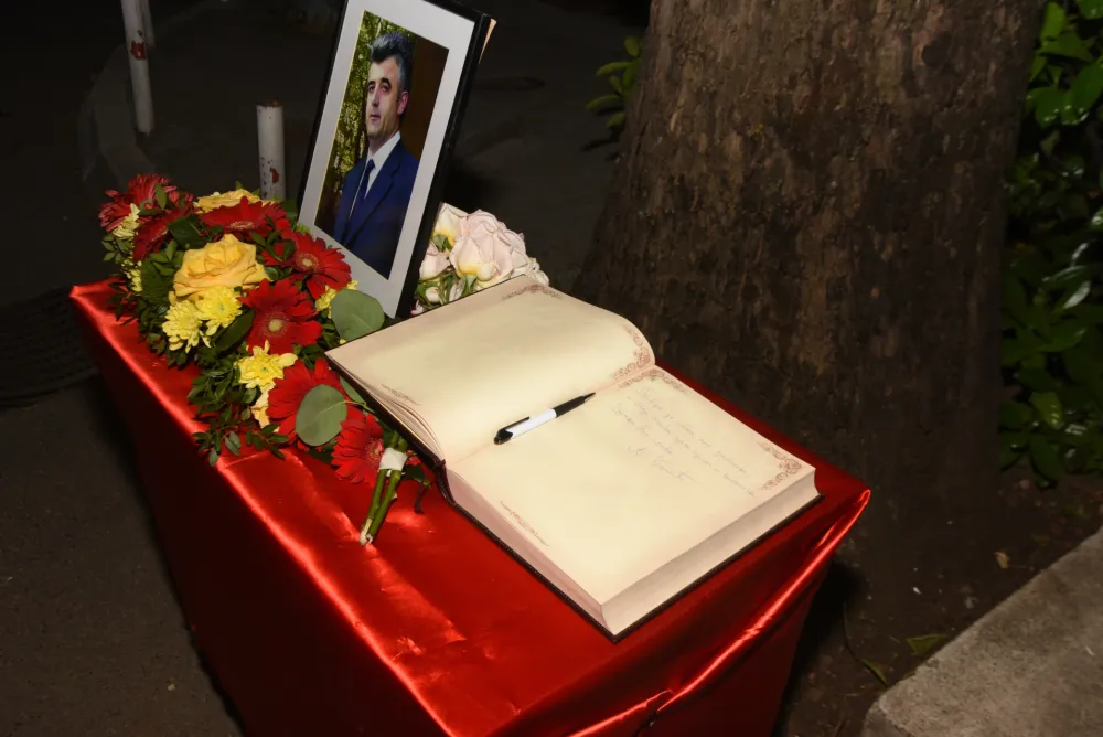 (FOTO) Zvaničnici odali počast Du&scaron;ku Jovanoviću: "Država mora da rije&scaron;i ovaj dugogodi&scaron;nji slučaj"