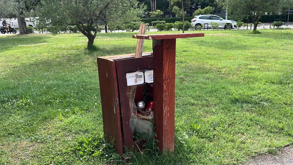 (VIDEO) Ormar biblioteke pun smeća umјesto knjiga