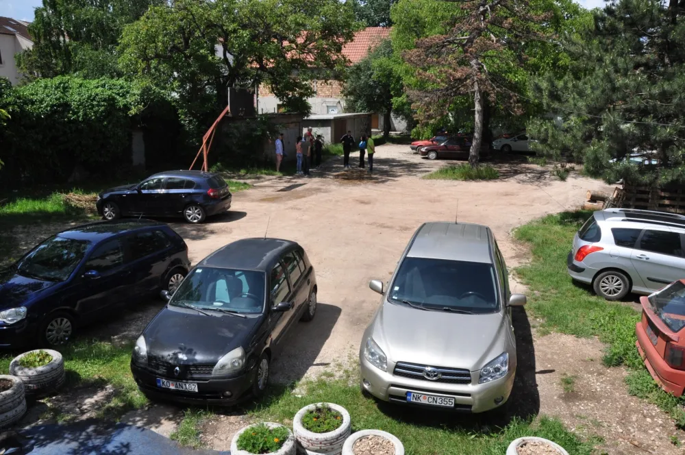 Nik&scaron;ić: Stanari zgrade u blizini Op&scaron;tine plaćaјu kazne zbog neuređenog parkinga