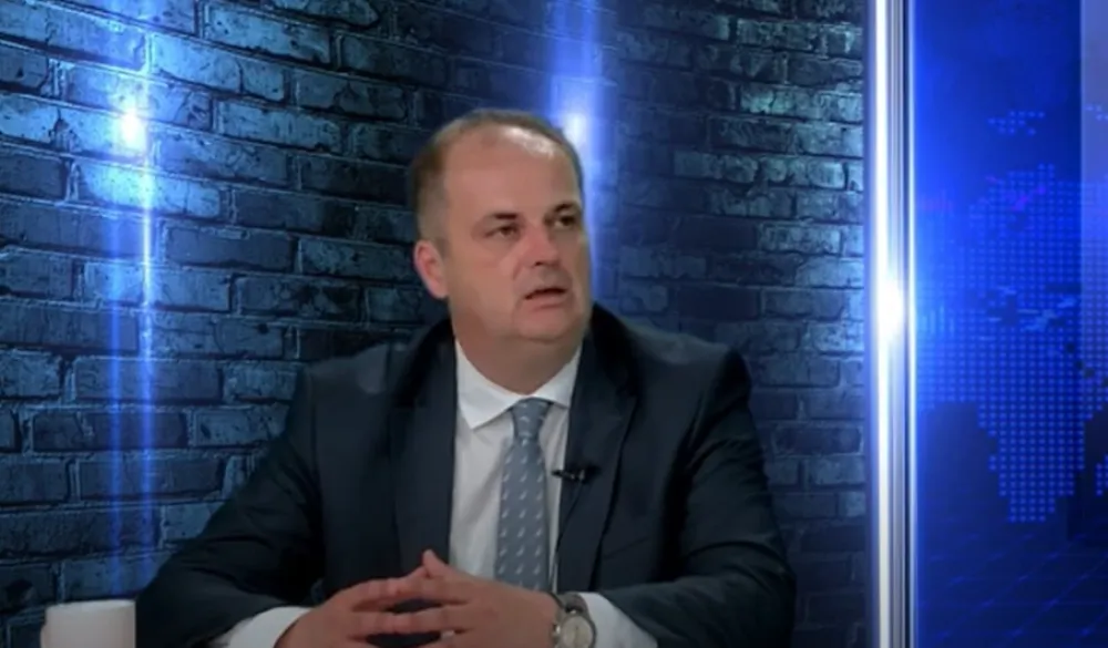 Na sjednici ulcinjskog parlamenta bačen suzavac: Nimanbegu izabran za predsjednika, Bajraktari smijenjen sa funkcije