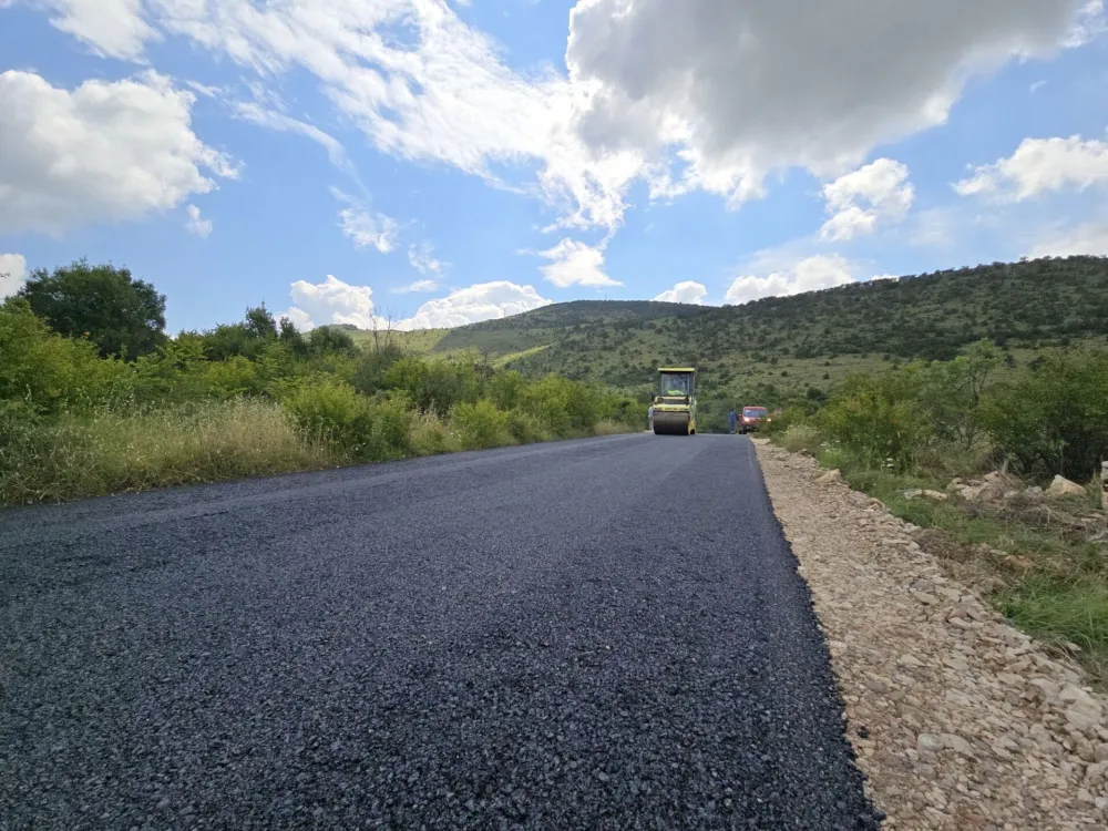  Počelo asfaltiranje puteva kroz Pipere