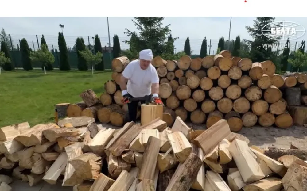 Luka&scaron;enko cijepa drva
