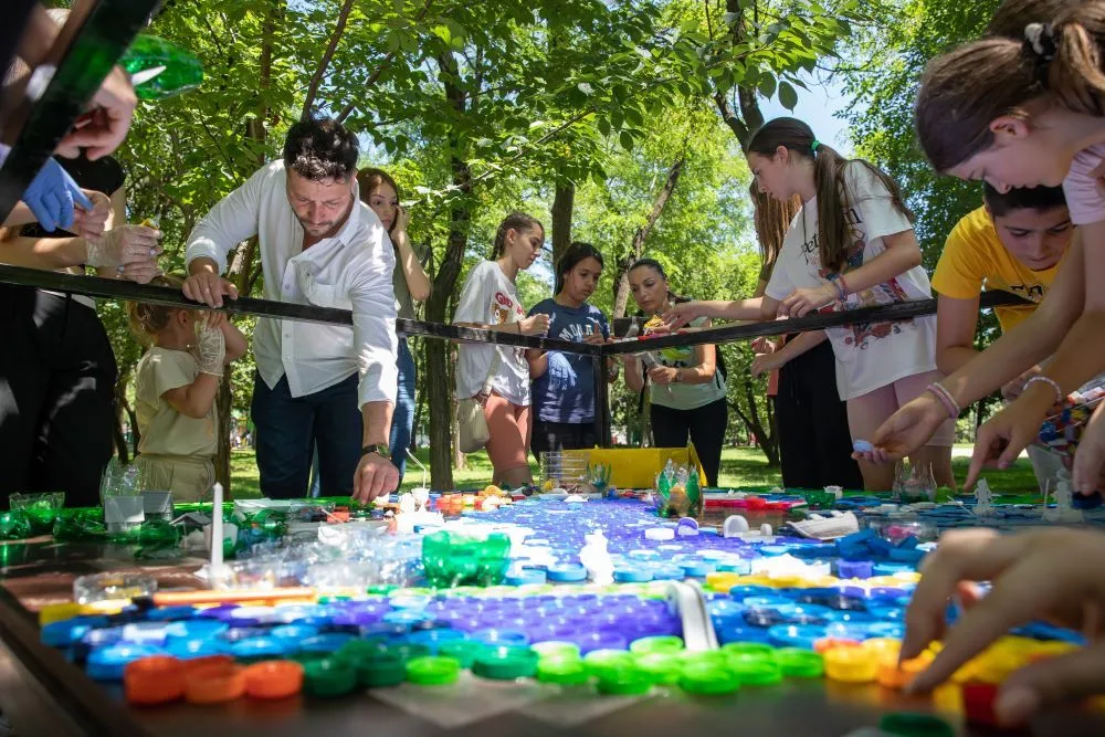 Mozak od reciklirane plastike u Dječjem parku na Kru&scaron;evcu 
