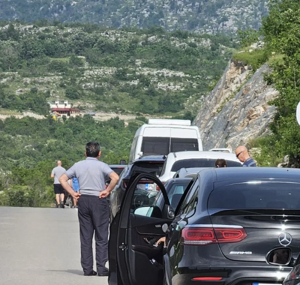 Sudar na putu Nik&scaron;ić-Vilusi: Povrijeđene tri osobe, obustavljen saobraćaj