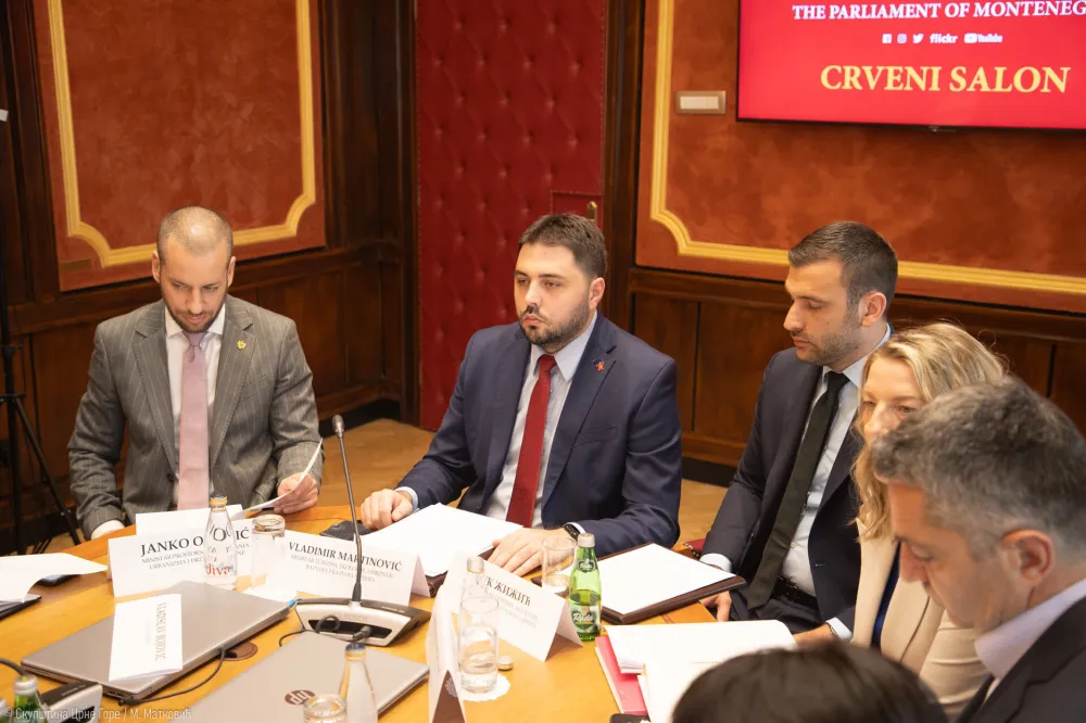 Poslanici vlasti kritikovali postupke prethodnih vlada