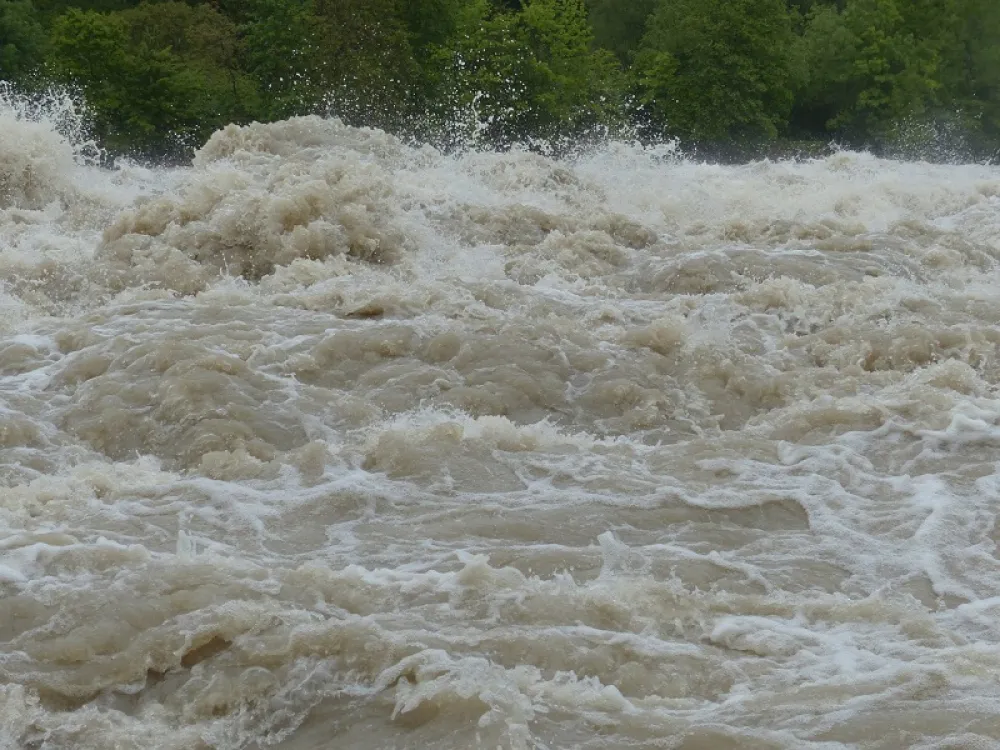 (VIDEO) Poplave napravile haos: &Scaron;est poginulih, 2.000 turista zaglavljeno