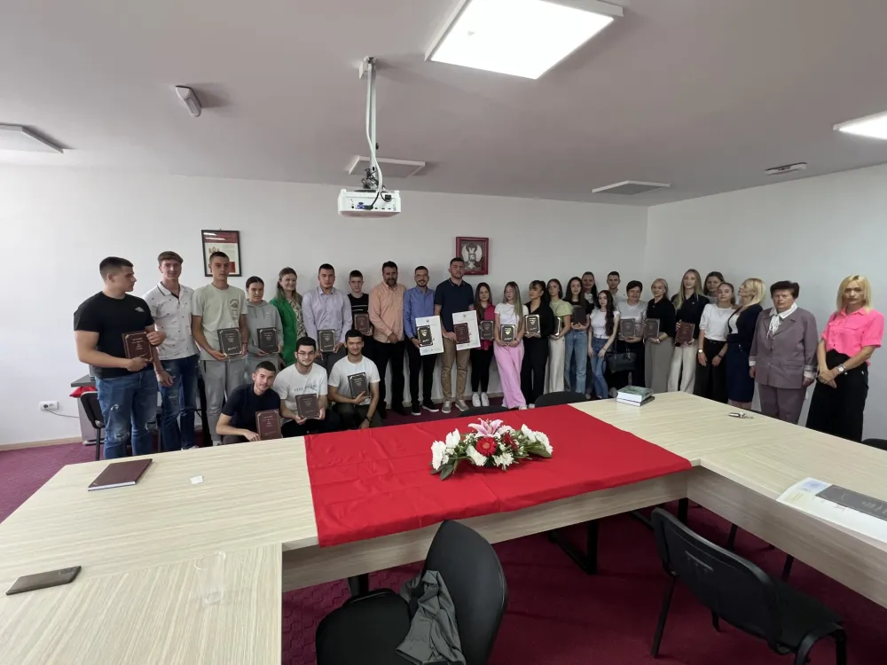 U Srednjoј elektro-ekonomskoј &scaron;koli u Biјelom Polju priređena svečnost: Haris Adrović đak generaciјe