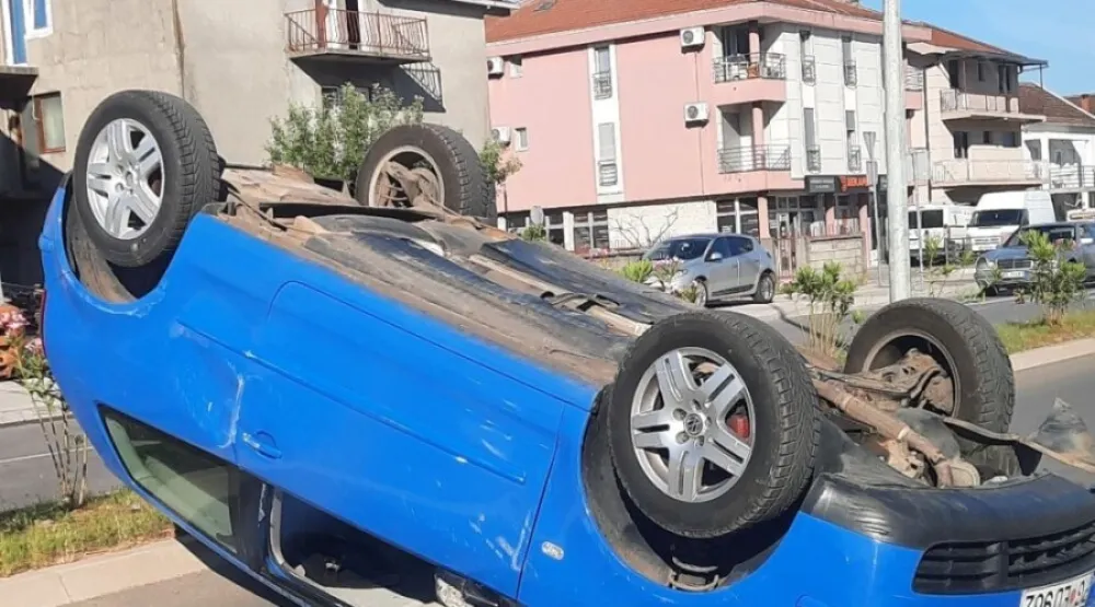 Udes na Starom aerodromu: Vozilo se prevrnulo na krov, dvije osobe povrijeđene