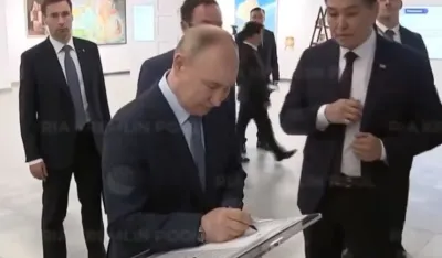 (VIDEO) Putinu se pokvarila olovka, obezbjeđenje se hvatalo za džepove