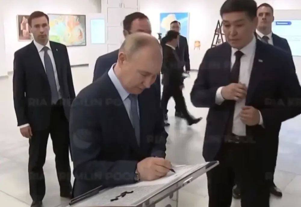 (VIDEO) Putinu se pokvarila olovka, obezbjeđenje se hvatalo za džepove