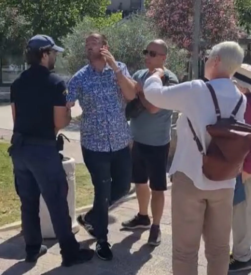 (VIDEO) U Kotoru komunalac hapsi turističkog vodiča pred turistima