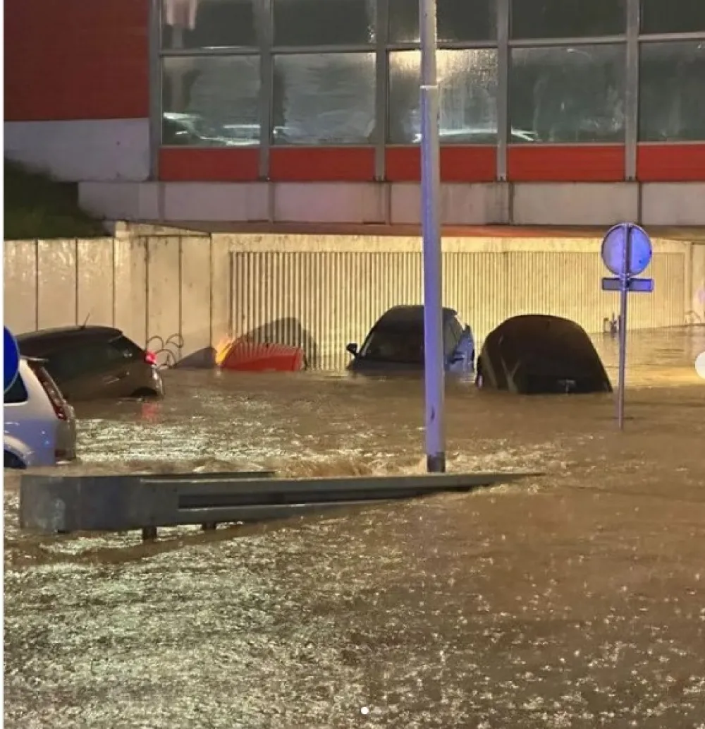 (VIDEO) Nevrijeme u Beogradu: Ulice kao rijeke, automobili &ldquo;plivali&rdquo;, ljudi se jedva kretali