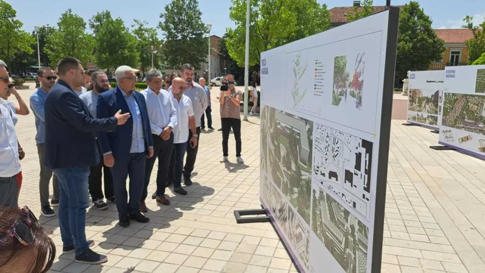 Andrija Mandić obi&scaron;ao izložbu SUnčani grad u Nik&scaron;iću