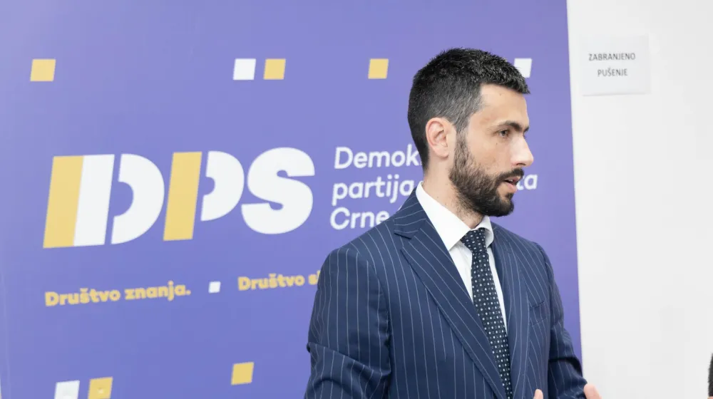 Živković: Prekidanje premijerskog sata odgovor na nepo&scaron;tovanje institucija