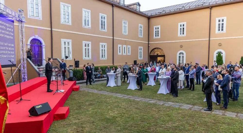Dukaj: Državni službenici tihi heroji na&scaron;e demokratije i dru&scaron;tva
