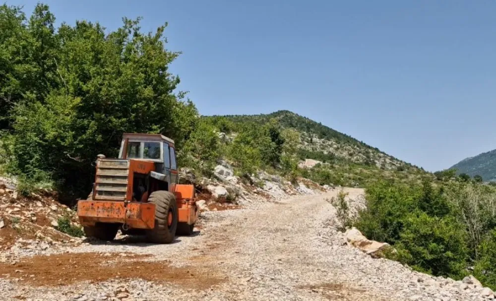 Na granici sa Albanijom probijen nelegalni put uprkos zabrani policije