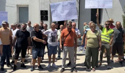 (VIDEO) Plava voda, kap koјa јe prelila ča&scaron;u stanovnicima Kuća Rakića