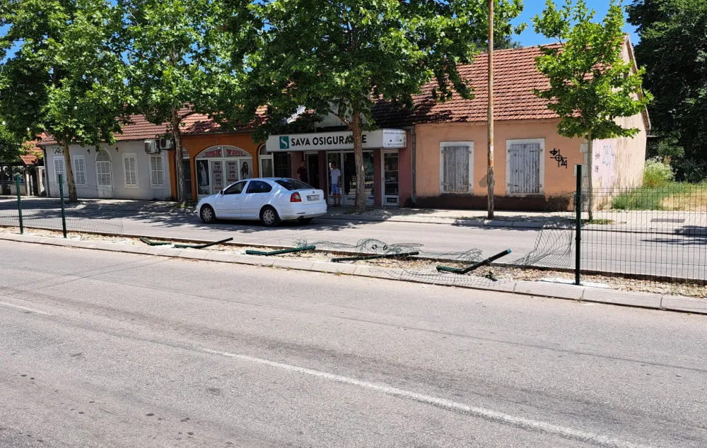 Оштећена ограда