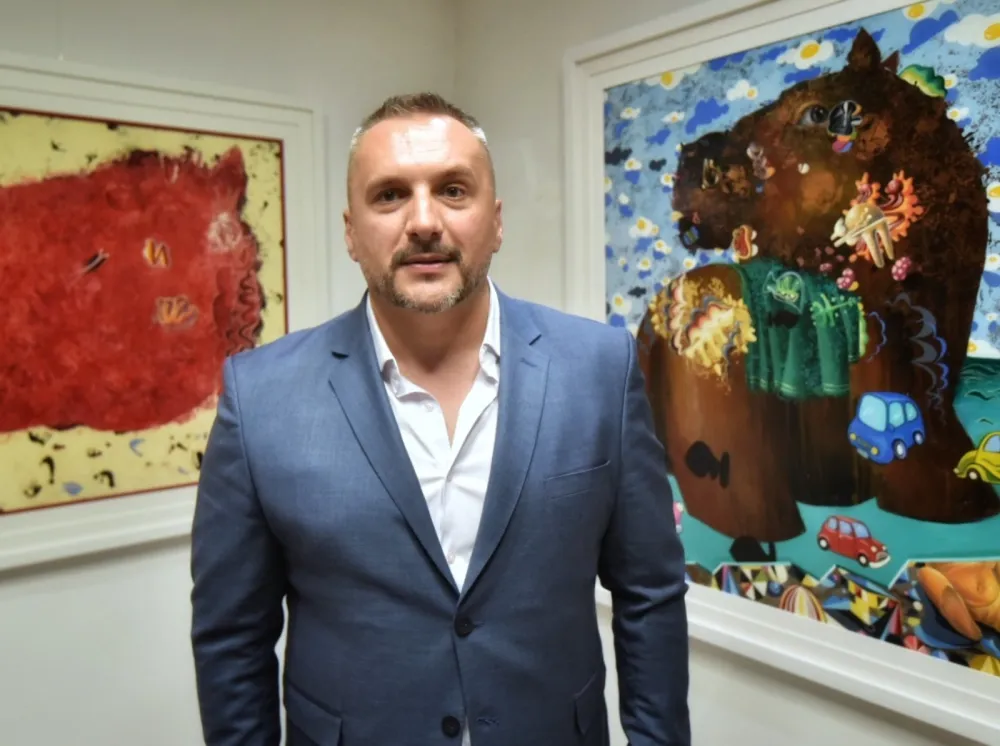 Милутин Обрадовић у Црногорској кинотеци крај својих радова