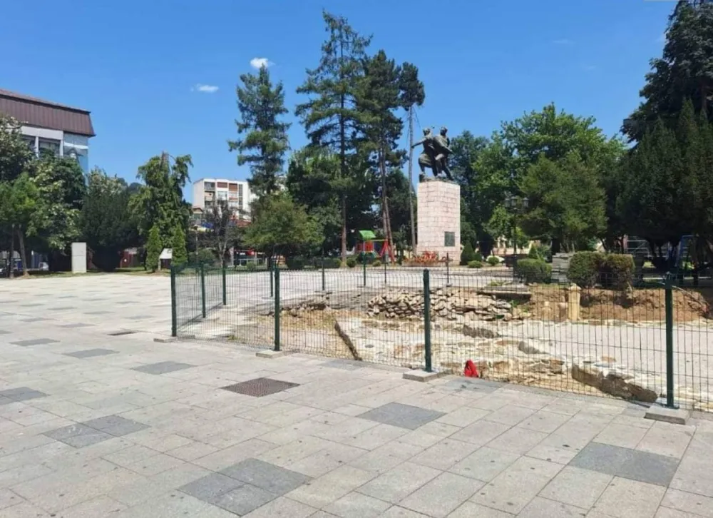 Stranke pravde i pomirenja: Po nalogu Bo&scaron;njačke stranke popločani mezarevi na trgu u Biјelom Polju