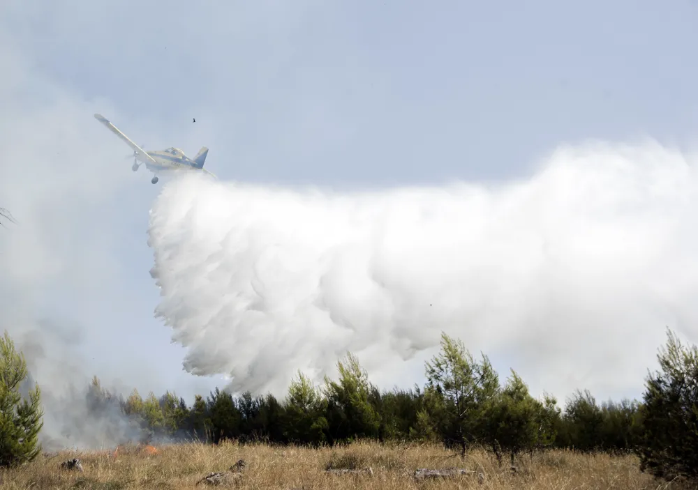 U Sjevernoj Makedoniji gori devet požara, kao pomoć ostao samo crnogrski helikopter