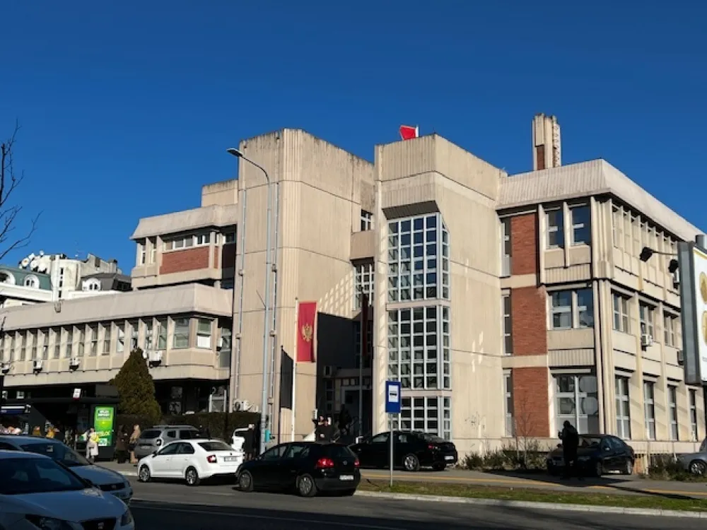 Zadržavanje osumnjičenom za krađu predmeta iz vozila