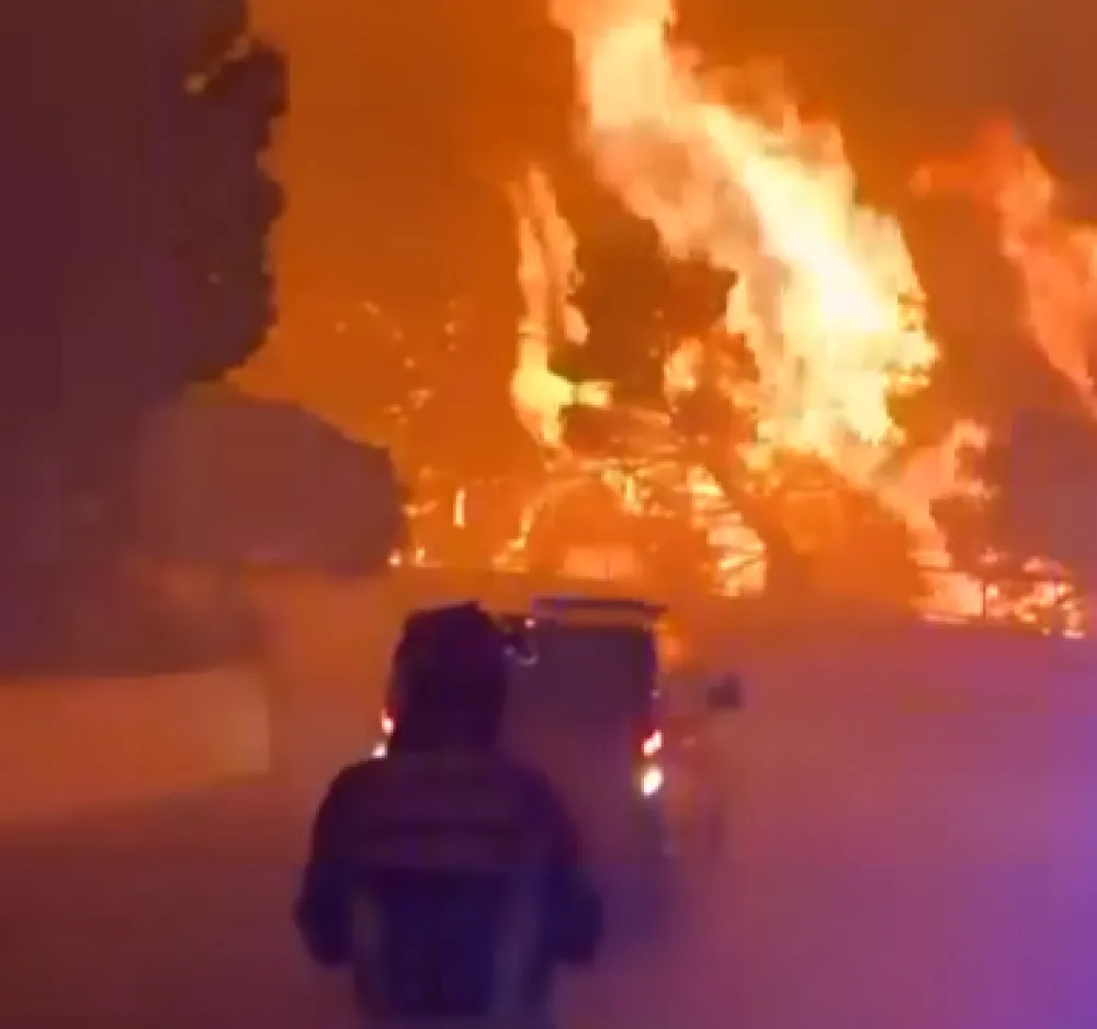 (VIDEO) Dalmacijom bukte požari: Vatrena linija duga četiri kilometra, pepeo pada poput ki&scaron;e