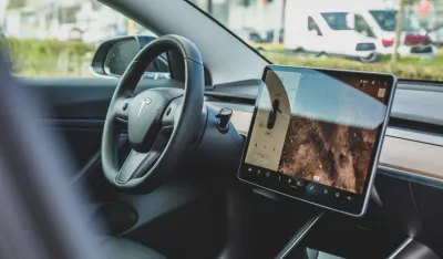 Opoziv za 1,8 miliona Teslinih automobila zbog rizika od otvaranja haube
