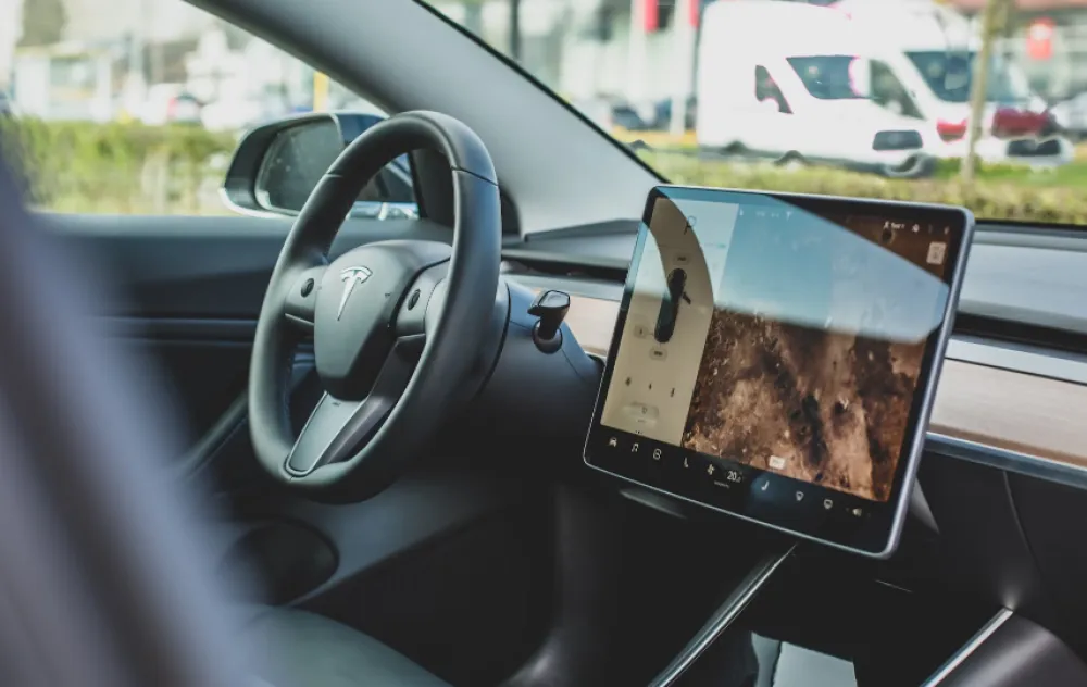 Opoziv za 1,8 miliona Teslinih automobila zbog rizika od otvaranja haube