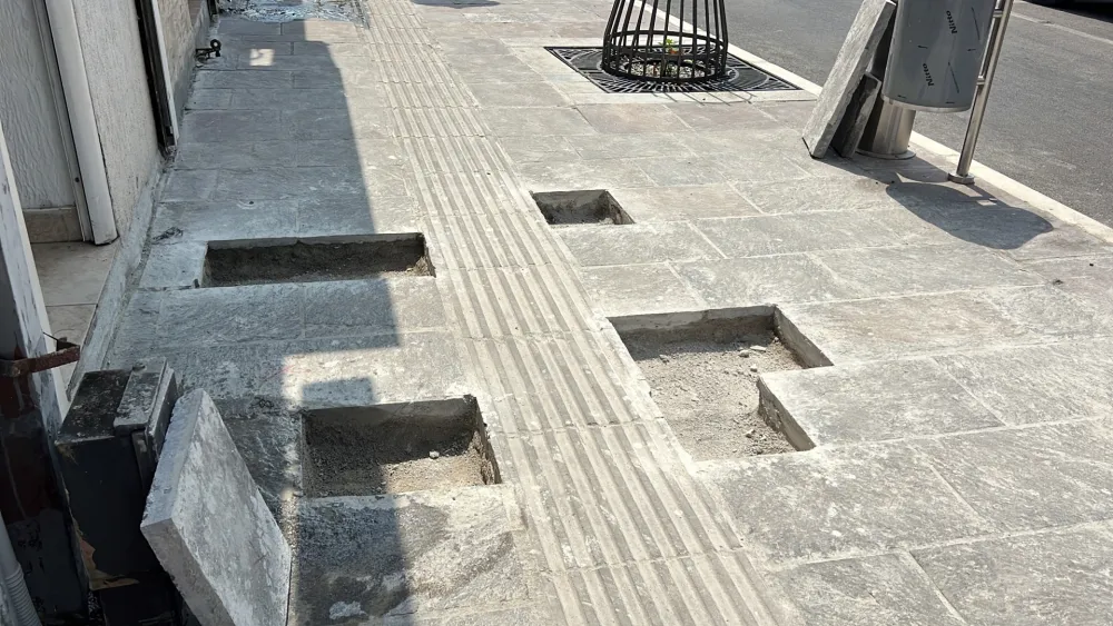 U rekonstruisanoj Ulici Bal&scaron;ića izvođač radova ispravlja nedostatke: Kamen na trotoarima mora ponovo da se fuguјe
