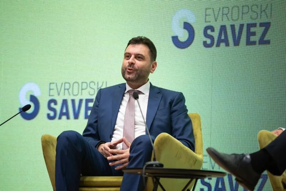 Vujović: Vlada od Crne Gore pravi banana-državu