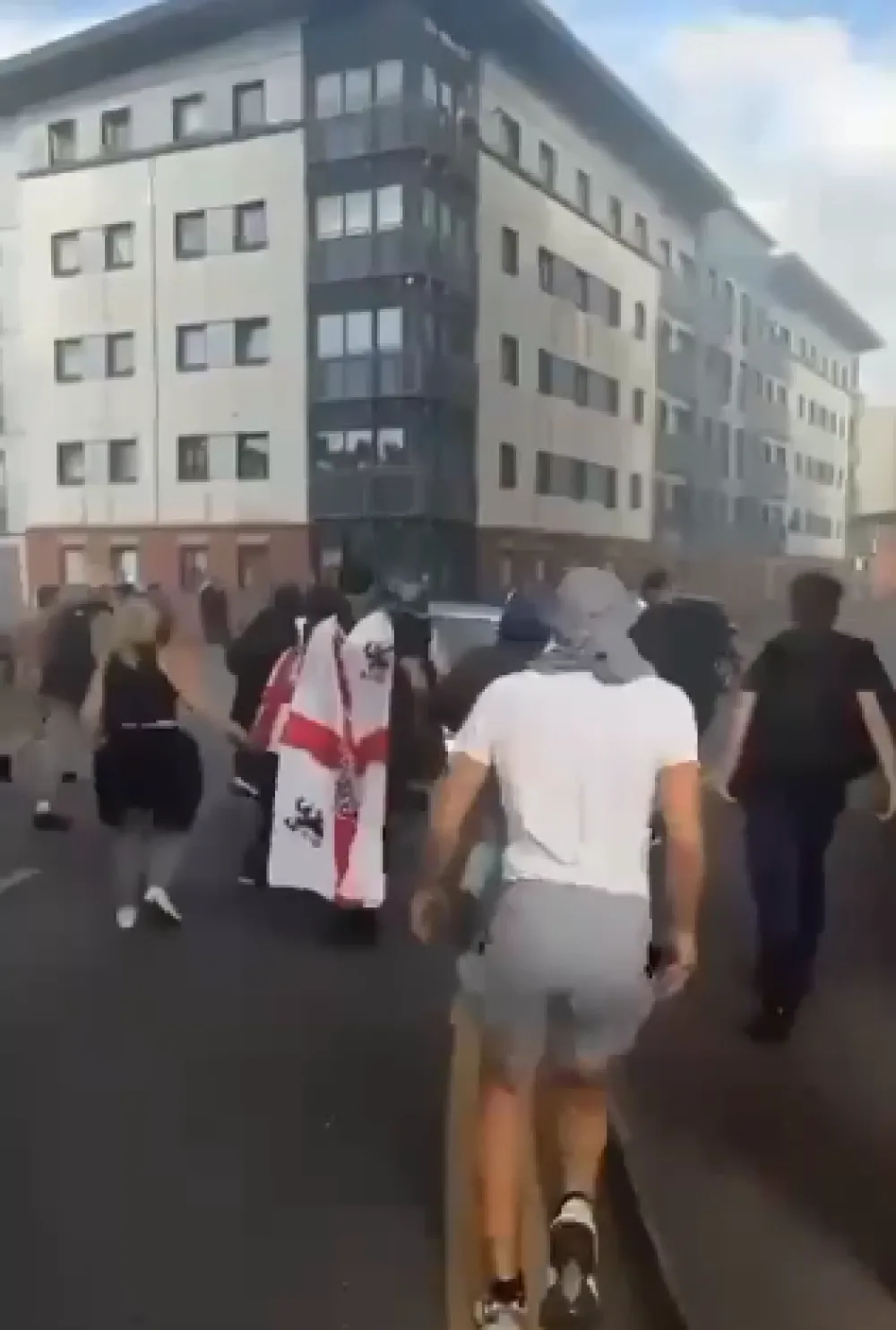(VIDEO) Velika Britanija na korak do totalnog haosa: Protesti protiv migranata sve nasilniji