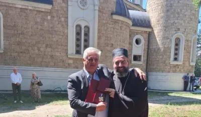 Vladika Metodije odlikovao dr Ju&scaron;kovića medaljom Svetog Đorđa I stepena