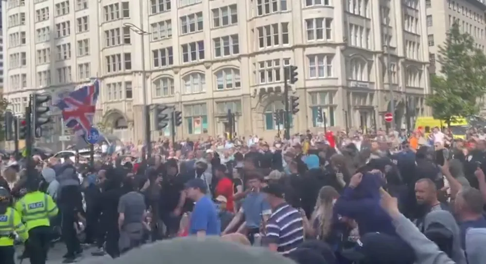 (VIDEO) Vi&scaron;e od 150 demonstranata uhap&scaron;eno u neredima, hitno zasjedanje vladinog tima u Londonu