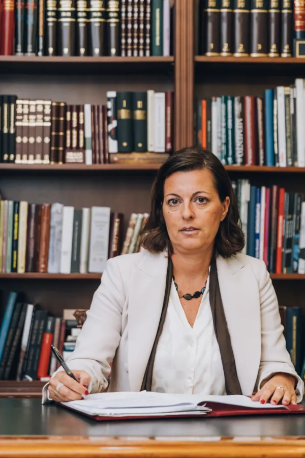   Crnogorska pozori&scaron;na scena je, preranim odlaskom glumca Stevana Radusinovića, izgubila dramskog umjetnika autentičnog glumačkog izraza, čiji se stvaralački raspon ogledao u maestralnim interpretacijama, dok je istovemeno zauzimao istaknuto mjesto u crnogorskoj kulturi, kazala je ministarka kulture i medija&nbsp;Tamara Vujović.&nbsp;