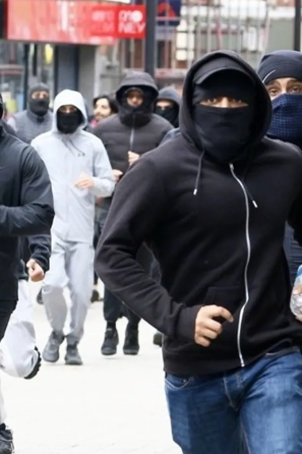 Ozbiljni neredi tresu Englesku, specijalno obučeni policajci baviće se neredima
