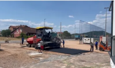 Asfaltiran parking na sјevernoј strani stadiona FK Dečić