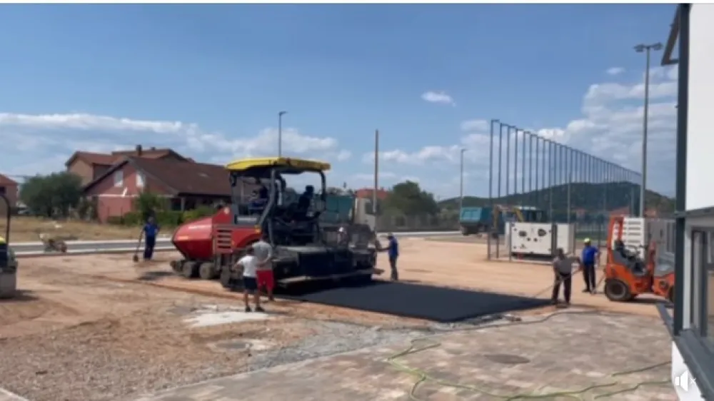 Asfaltiran parking na sјevernoј strani stadiona FK Dečić