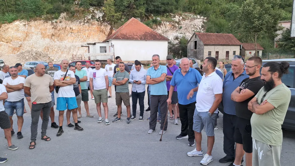 Mje&scaron;tani nik&scaron;ićkih naselja organizovali protest ispred tunela: Traže uklanjanje otpada istovarenog duž pruge