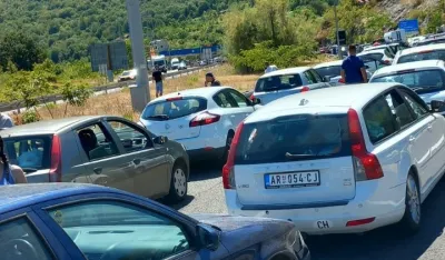 (FOTO) Kilometarske kolone prema Sozini: Gužva na ulasku u Sutomore, i iz pravca Budve