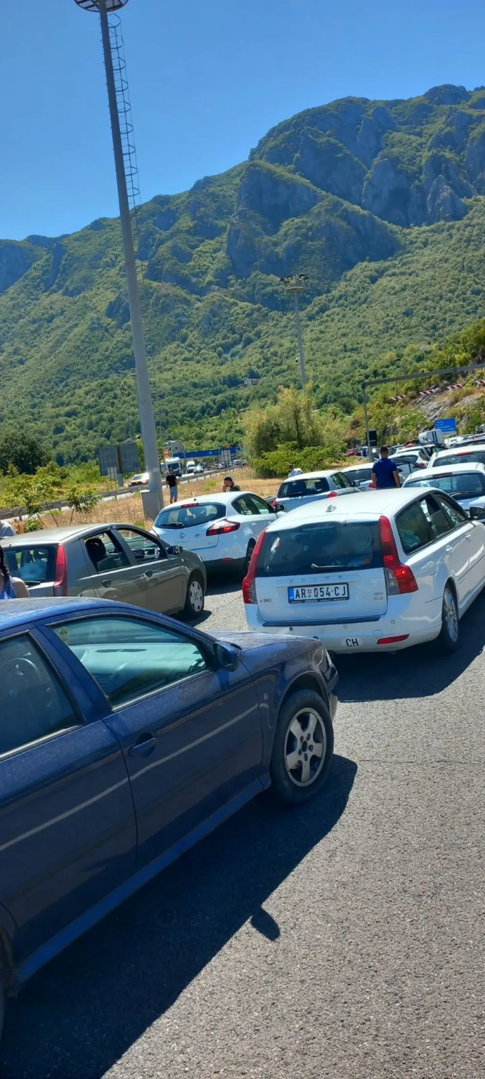 (FOTO) Kilometarske kolone prema Sozini: Gužva na ulasku u Sutomore, i iz pravca Budve