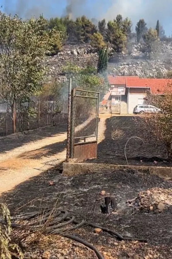 (VIDEO) Izgorela imanja u naselju Srpska, vatrogasci odbranili kuće