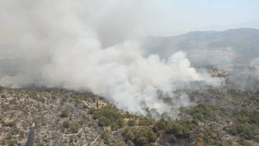 (VIDEO) Helikopter Vojske gasi vi&scaron;e požara u Tuzima: Izbacili skoro 20 tona vode
