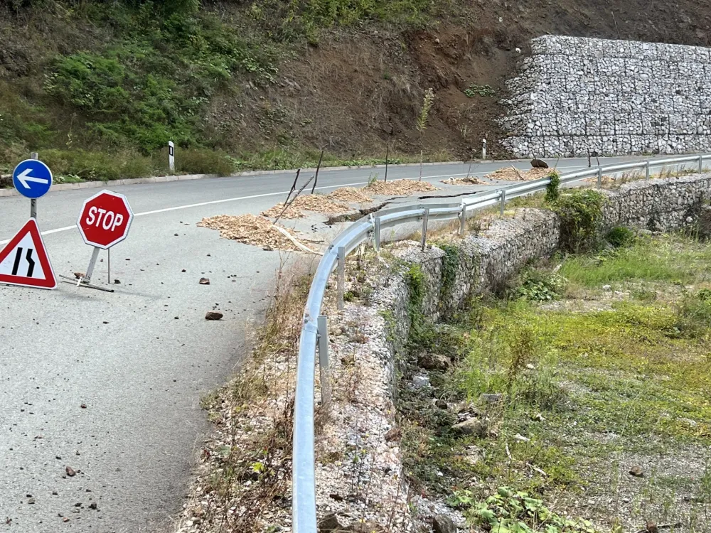 Saobraćajnica Bistrica - Podvrh zavr&scaron;ena prije četiti godine i već devstirana: Put niјe ni otvoren a zreo za sanaciјu
